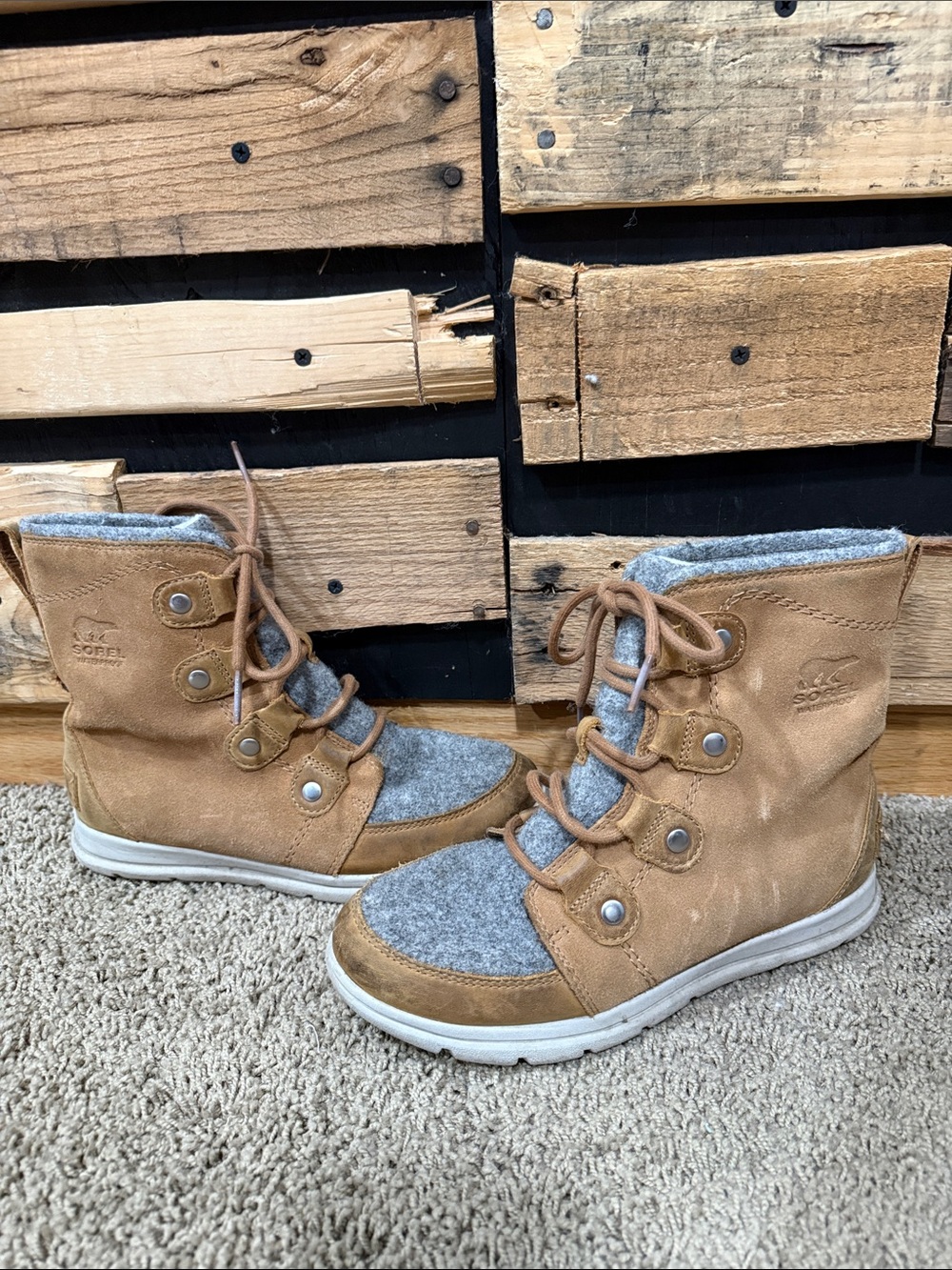 Sorel Womens Explorer Il Joan Felt Waterproof Boot Tawny Buff Moonstone
Size 8